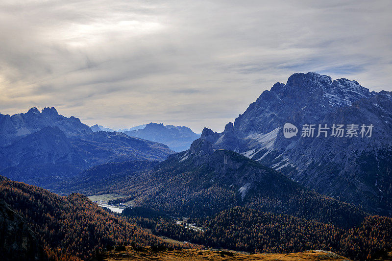 从意大利多洛米提的Rifugio Auronzo看基督山